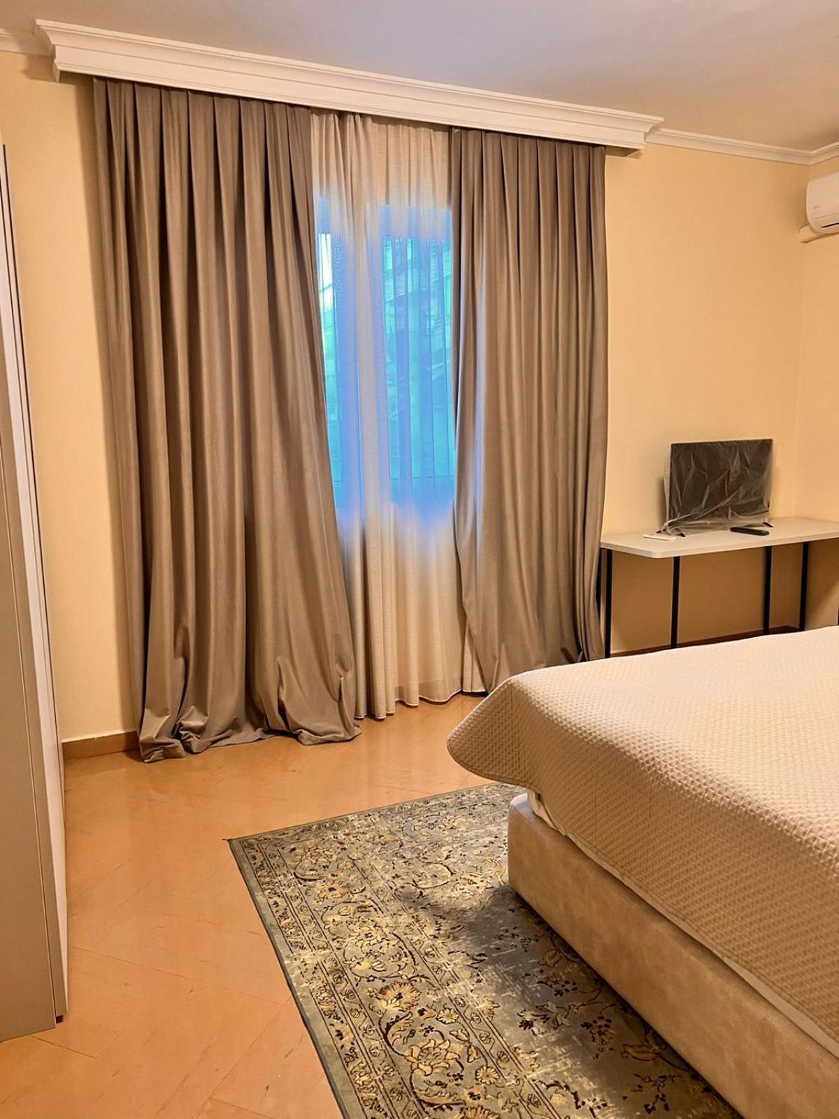 Chaplin Apartamento Tirana