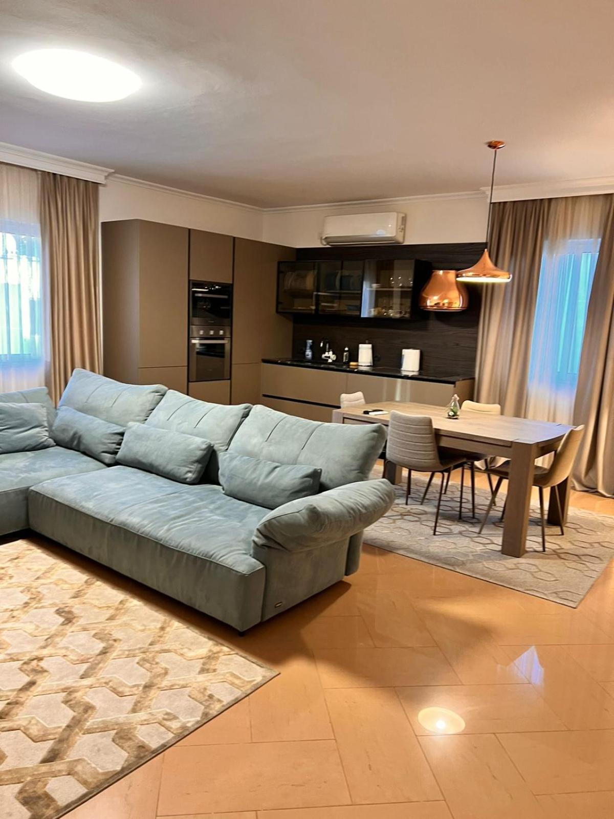 Chaplin Apartamento Tirana