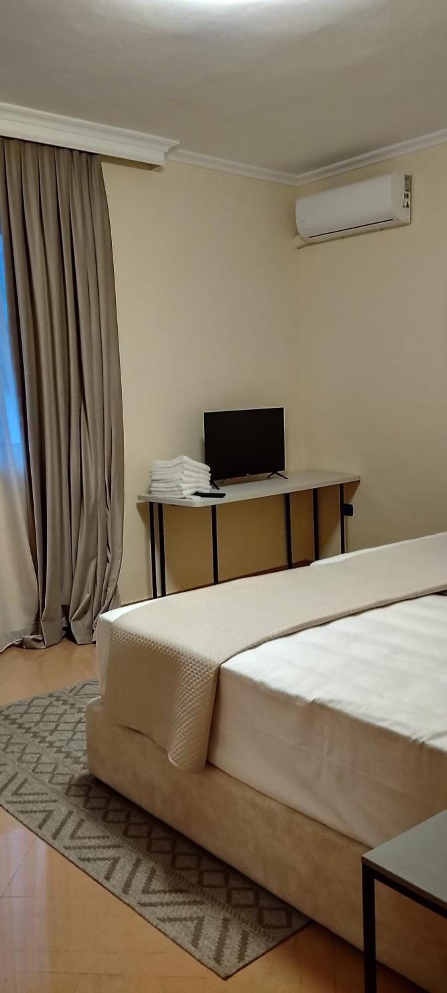 Chaplin Apartamento Tirana
